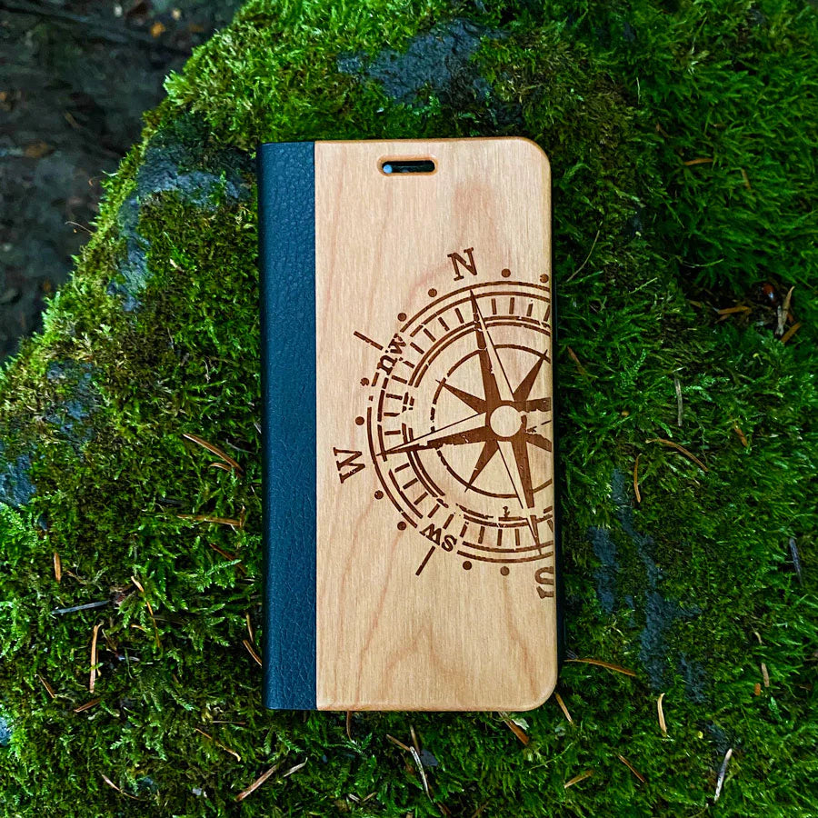 Kirschholz Klapphülle iPhone 15 - Kompass