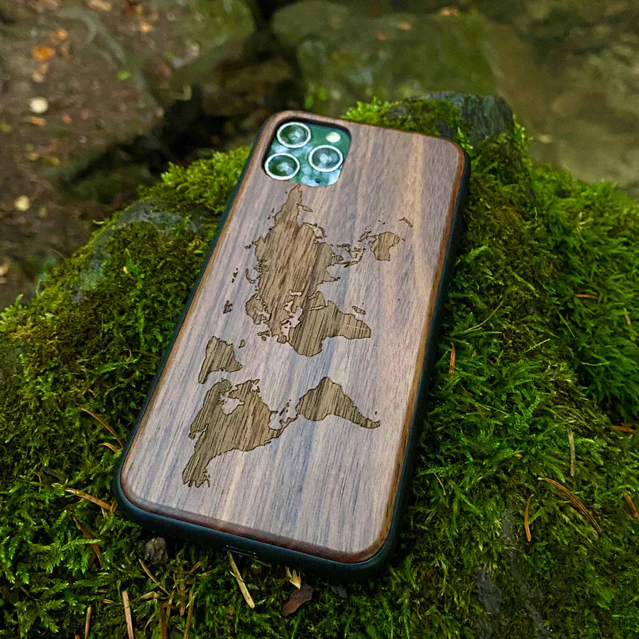 Nussholz Handyhülle iPhone 16 Pro - Welt