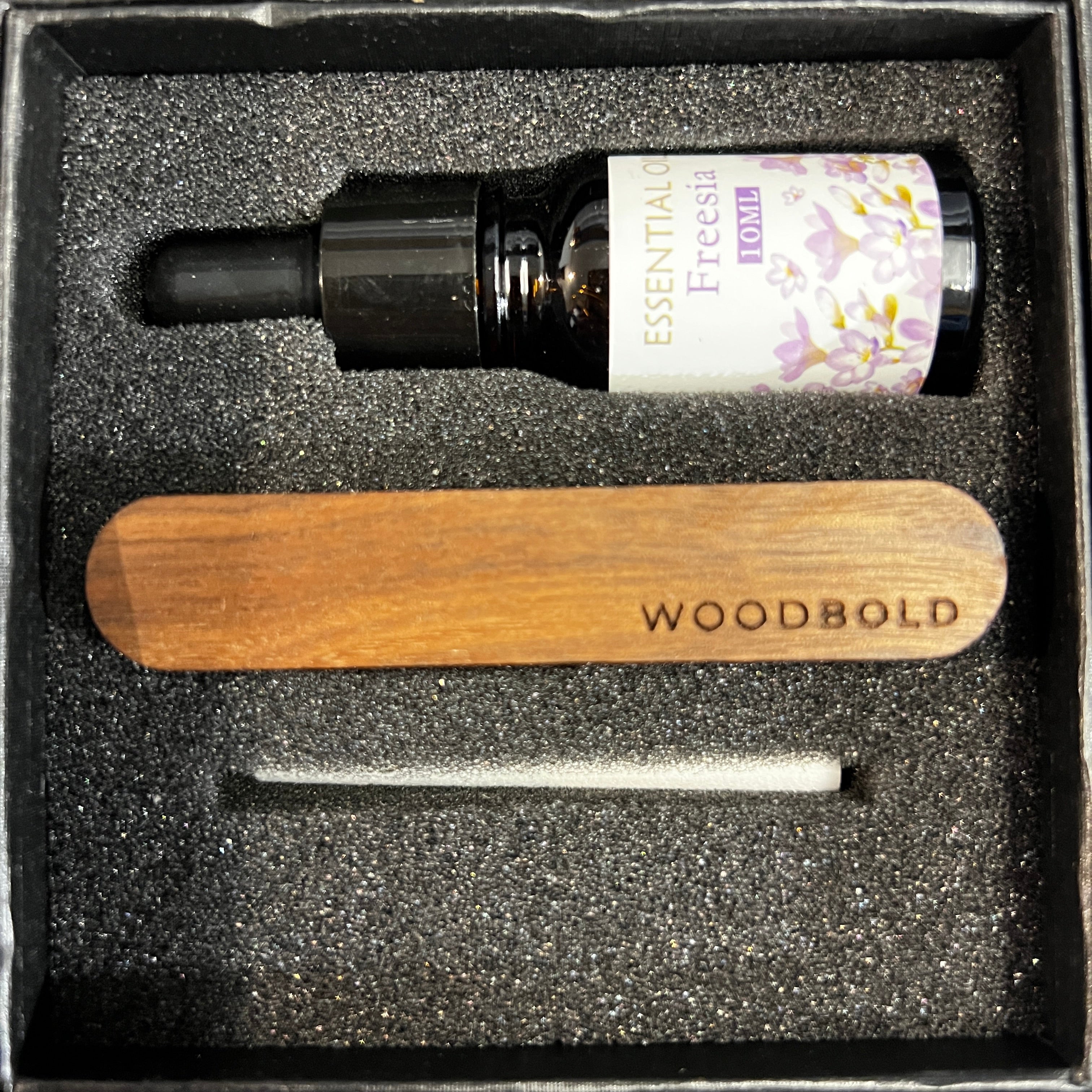 Autoduft aus Nussholz