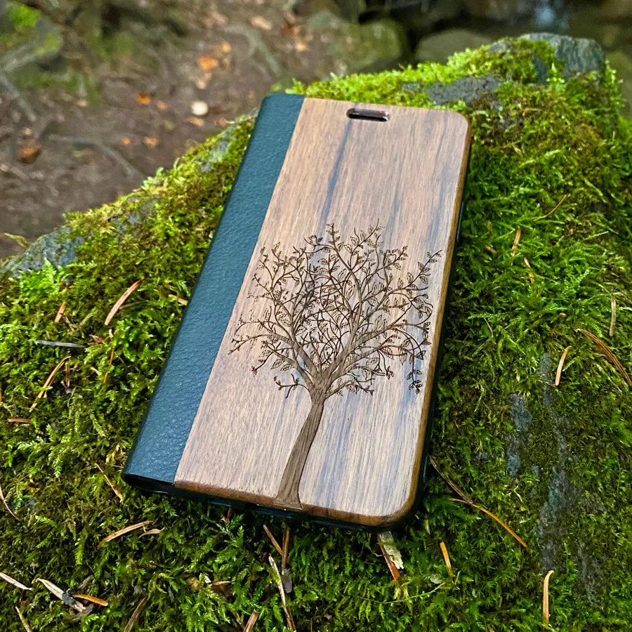 Nussholz Klapphülle iPhone 16 - Baum