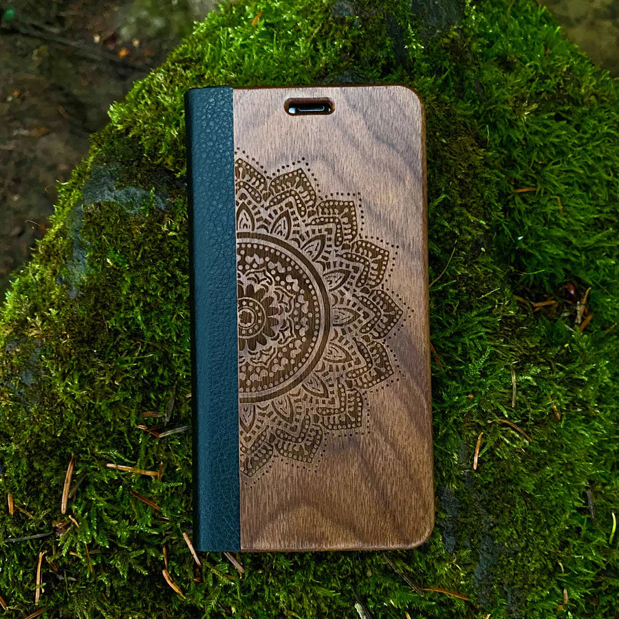 Nussholz Klapphülle iPhone 16e - Mandala