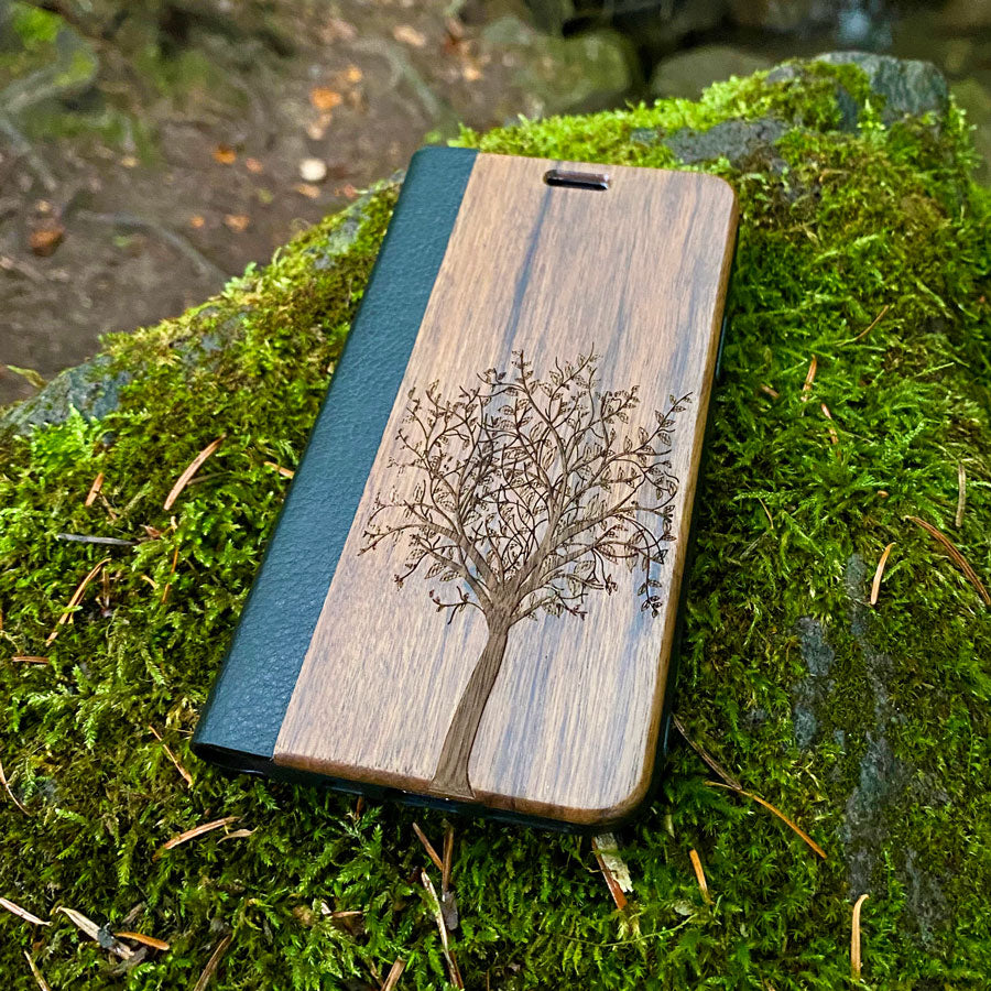 Nussholz Klapphülle iPhone SE 2022 & 2020 / 8 / 7 / 6(s) - Baum
